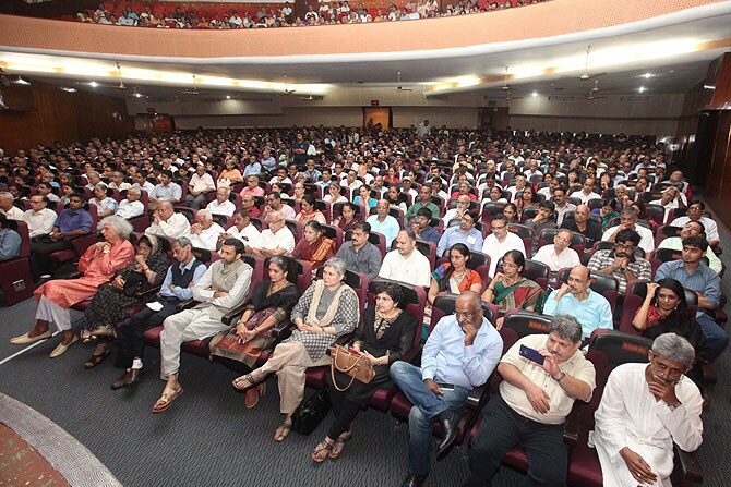पृथ्वी एडिफिस प्रस्तुत लोकसत्ता आयोजित 'शागीर्द' या अनोख्या मफिलीत या तरुण कलावंतांच्या सुरेल सादरीकरणाला मुंबईकर रसिकांची मनसोक्त दाद मिळाली. (छाया -दिलीप कागडा)