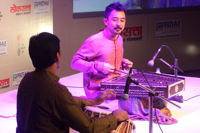 शेखर गांधी यांच्या तबला साथीवर ताकाहिरो अराई यांनी संतूर या अत्यंत मोहक आणि तेवढय़ाच कठीण वाद्यावर यमन राग आळवला. कोमल गंधार आणि आरोहात पंचम वज्र्य असलेल्या या रागाचा कशिदा संतूरवर विणला जात होता आणि रसिक प्रेक्षकांचे भान हरपले. (छाया -दिलीप कागडा)