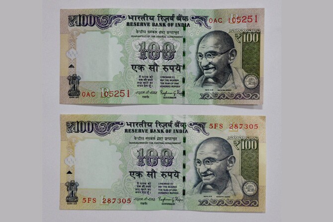 भारतीय रिझर्व्ह बँकेकडून मंगळवारी शंभर रूपयांची नवी नोट बाजारात आणण्यात आली. यावेळी कार्यक्रमात जुनी आणि नवी अशा दोन्ही शंभर रूपयांच्या नोटा प्रदर्शनासाठी ठेवण्यात आल्या होत्या. नव्या नोटेच्या वरच्या बाजुला विशिष्ट संख्या वाढत्या आकारात छापण्यात आल्या आहेत. यापूर्वी जुन्या नोटेवर या संख्या एकाच आकारात असत. (छाया- पीटीआय)