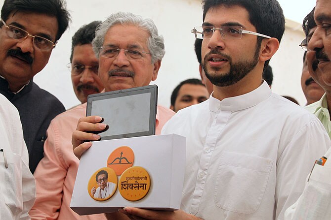 आदित्य ठाकरे यांनी शालेय शिक्षणमंत्री विनोद तावडे यांची विधिमंडळातील दालनात भेट घेऊन राज्यातील सहावी ते दहावीच्या विद्यार्थ्यांना क्रमिक पुस्तकांना पर्याय म्हणून शिवसेनेच्या माध्यमातून तयार करण्यात आलेल्या 'टॅब'चे सादरीकरण केले. (छाया - प्रशांत नाडकर)