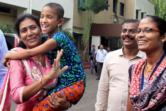 कामोठे येथे चार दिवसांपूर्वी दहा वर्षीय मुलीचे अपहरण झाल्याने मोठी खळबळ उडाली होती. या प्रकरणाचा उलगडा झाला असून आईनेच अनैतिक संबंधात अडसर ठरल्याने मुलीला दिवा पॅसेंजरमध्ये बसवून हाकलून दिल्याचे समोर आले आहे. (छाया - नरेंद्र वास्कर)