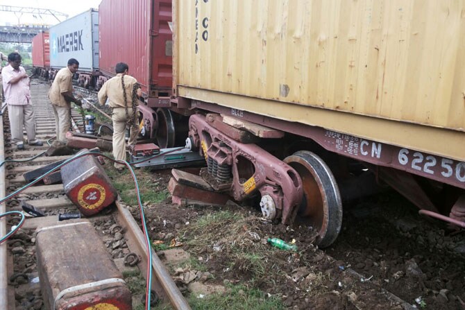 इगतपुरीजवळ सोमवारी सकाळी ७:३० वाजता मालगाडी घसरल्यामुळे नाशिककडे जाणारी संपूर्ण रेल्वे वाहतूक ठप्प झाली आहे.