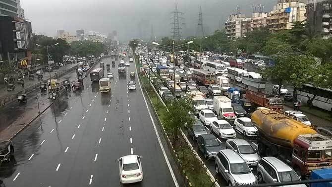 महामार्गावर खोळंबलेली वाहतूक. (छायाः वसंत प्रभू)