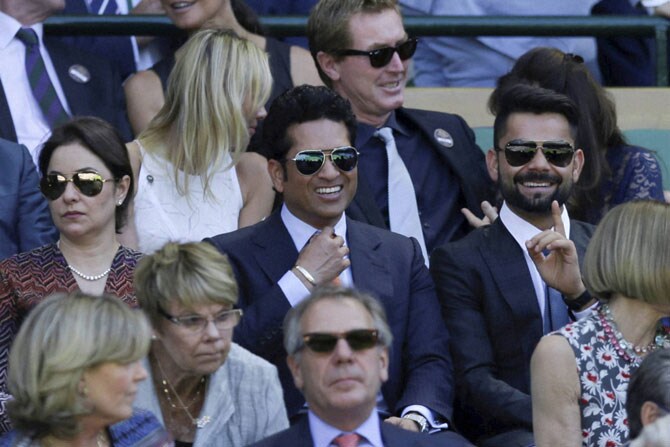 विम्बल्डनचे सामने पाहण्यासाठी उपस्थित असलेले सेलिब्रिटी अनेकदा चर्चेचा विषय ठरतात. नोवाक जोकोविच आणि रिचर्ड गॅस्केट यांच्यात शुक्रवारी झालेल्या उपांत्यफेरीच्या सामन्याच्यावेळीही अनेकांच्या नजरा प्रेक्षकांमध्ये बसलेल्या सचिन तेंडुलकर आणि विराट कोहलीकडे लागल्या होत्या. (छाया- पीटीआय)