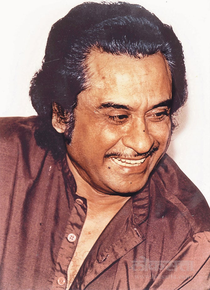 किशोर कुमार यांचा जन्म मध्य प्रदेशातील खंडवा या गावी झाला. त्यांचे मुळ नाव आभास कुमार, पण बॉलीवूडमध्ये प्रसिद्ध झाल्यावर त्यांनी नाव बदलून किशोर कुमार असे ठेवले.