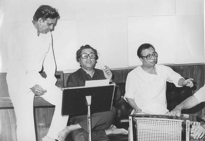 आर. डी बर्मन यांनी किशोर कुमार यांच्याबरोबर 'ओ माजी रे', 'ये शाम मस्तानी', 'ये जो मुहोब्बत है', 'रात कली एक ख्वाब में आयी', 'हमें तुमसे प्यार कितना' आणि 'मेरे नैना सावन भादों'सारखी अनेक गाणी साकारली.