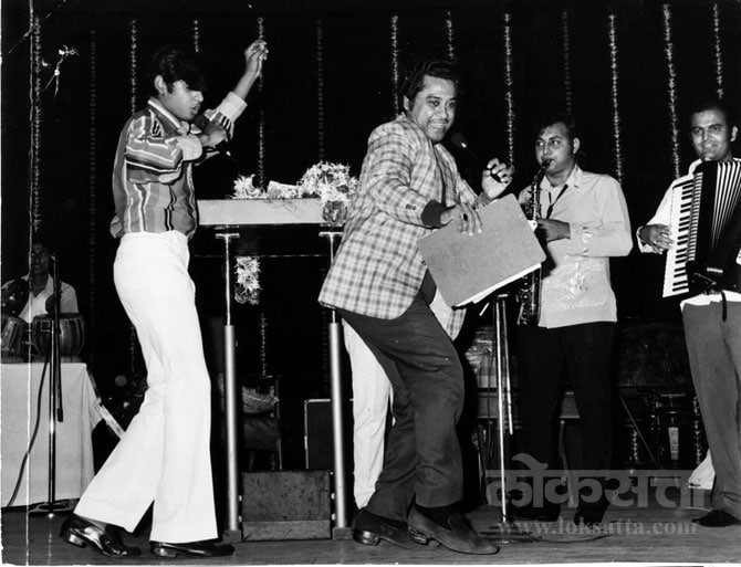 किशोर कुमार यांनी हिंदी गाण्यासोबत तमिळ, मराठी, आसामी, गुजराती, कन्नड, भोजपुरी, मल्ल्याळम, उडिसी या भाषांमध्येही गाणी गायली आहेत. त्यांना आठ वेळा फ़िल्मफेअर सर्वोत्तम पार्श्वगायकाचा पुरस्काराचा मान मिळाला आहे. या छायाचित्रात मुलगा अमित कुमारच्या गाण्यावर किशोरजींनी ठेका घेतलेला दिसतोय.