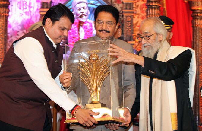 स्प्रेमध्ये सर्वात महत्त्वाची गोष्ट म्हणजे त्याची नोझल कॅप. विविध प्रकारांत उपलब्ध असणारी कॅप विविध प्रकारच्या पेटिंगसाठी वापरली जाते. (छाया- अमित चक्रवर्ती)