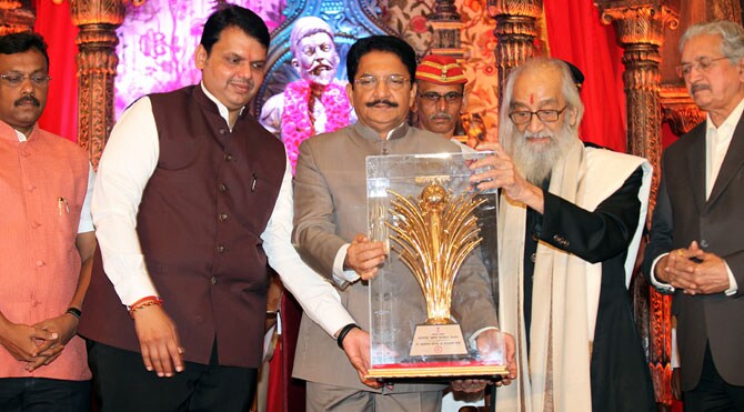 हर दिवार कुछ कहती है