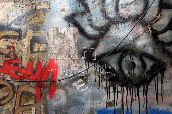 हर दिवार कुछ कहती है