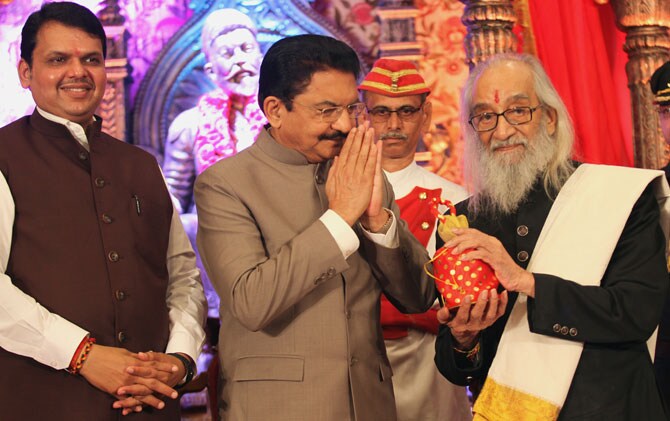 वांद्र्यातील हिल रोड या परिसरातील अनेक भिंतींवर ग्राफिटी प्रकारात मोडणारी कलाकृती पहायला मिळतात. (छाया- अमित चक्रवर्ती)