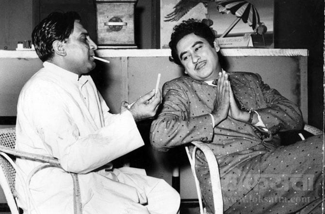 'बेगुनाह' चित्रपटाच्या सेटवर रिकाम्या वेळात आराम करताना कॉमेडियन राधाकिशन आणि किशोरजी. राधाकिशन यांनी केलेली सिगरेटची ऑफर किशोरजींनी हात जोडून नाकारलेली दिसतेय.