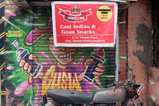 बऱ्याचदा हॉलीवूड किंवा बॉलीवूडच्या चित्रपटांमध्ये एखादे टोळके भिंत रंगविताना अथवा एखाद्या वाहनावर स्प्रे पेटिंग करताना दिसतात. (छाया- अमित चक्रवर्ती)