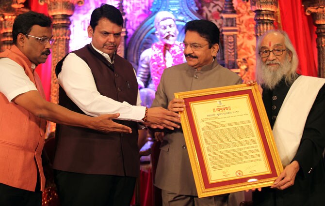 एखादी भिंत रंगविण्याला अथवा एखादा पृष्ठभाग रंगविण्याच्या या पद्धतीला ग्राफिटी असे म्हणतात. (छाया- अमित चक्रवर्ती)