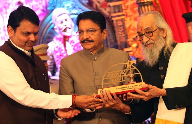 मुंबईत सर्वात पहिल्यांदा वांद्र्यातील हिल रोड परिसरात ग्राफिटी पेटिंग काढण्यास सुरूवात झाल्याचे सांगण्यात येते. (छाया- अमित चक्रवर्ती)