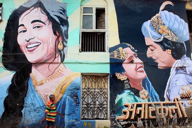 यामध्ये बॉलीवूड सेलिब्रिटींपासून अनेक कार्टून कॅरेक्टर्सची चित्रे पाहायला मिळतात. (छाया- अमित चक्रवर्ती)