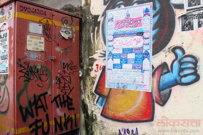 गेल्या काही वर्षांत या चित्रांमधील रंग पुसट झालेले दिसतात. तसेच यापैकी अनेक भितींना तडे गेले असले तरी अजूनही ही चित्रे लक्ष वेधून घेतात. (छाया- अमित चक्रवर्ती)