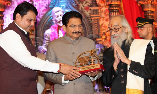 या प्रकारात चित्र काढण्याकरिता विविध रंगांनी भरलेले स्प्रे वापरले जातात. (छाया- अमित चक्रवर्ती)