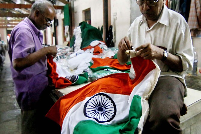 स्वातंत्र्य दिनाच्या निमित्ताने बाजारपेठेत लगबग सुरू झाली आहे. (छाया- अमित चक्रवर्ती)