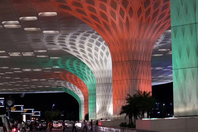 स्वातंत्र्यदिनाच्या निमित्ताने मुंबई विमानतळाच्या टर्मिनल-२ येथे राष्ट्रध्वजाच्या रंगांची रोषणाई करण्यात आली होती. (छाया- अमित चक्रवर्ती)