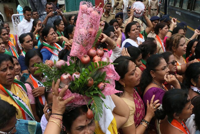 कांद्याचे दर गगनाला भिडल्याने संतप्त झालेल्या राष्ट्रवादीच्या महिला कार्यकर्त्यांनी मोर्चा काढून मुख्यमंत्र्यांना कांद्याचा पुष्पगुच्छ भेट म्हणून देऊ केला. (छाया- अमित चक्रवर्ती)