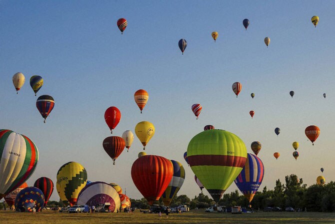 हंगेरी येथे आयोजित करण्यात आलेल्या १९ व्या हॉट एअर बलून युरोपीयन चॅम्पियनशीपमध्ये सहभागी झालेले स्पर्धक. (पीटीआय)