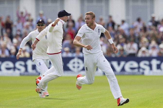 जेम्स अँडरसनच्या अनुपस्थितीत गोलंदाजी ताफ्याचे नेतृत्व सक्षमपणे करणाऱ्या ब्रॉडच्या विक्रमी ३००व्या विकेटसह इंग्लंडने अॅशेस विजयाच्या दिशेने दमदार पाऊल टाकले.