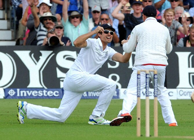 कुकने नाणेफेक जिंकून प्रथम गोलंदाजीचा निर्णय घेतला. पहिल्याच षटकात ब्रॉडने चिवट ख्रिस रॉजर्सला कुककडे झेल देण्यास भाग पाडले आणि कारकीर्दीतील ३००व्या विकेटची नोंद केली.