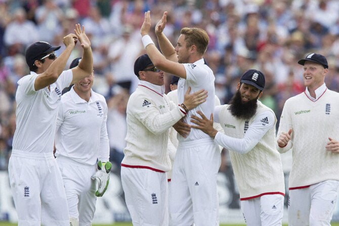 अॅशेसच्या चौथ्या कसोटीचा पहिला दिवस इंग्लंडसाठी 'ब्रॉड' दिवस ठरला.