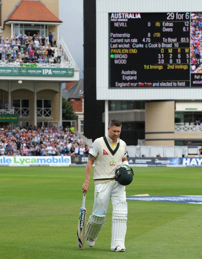 धावांसाठी झगडणाऱ्या मायकेल क्लार्कला बाद करत ब्रॉडने ऑस्ट्रेलियाच्या डावाला खिंडार पाडले.