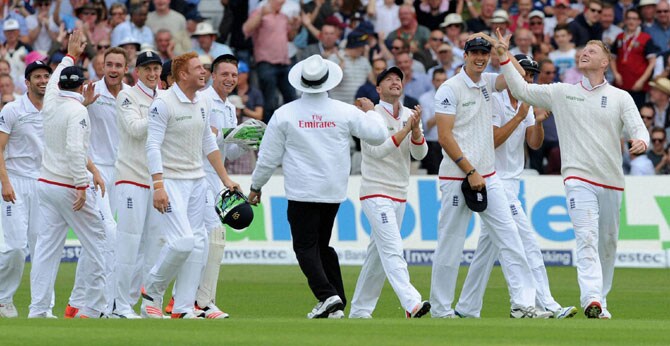 ब्रॉडच्या भेदक गोलंदाजीमुळे इंग्लंडच्या चौथ्या कसोटीत दमदार सुरूवात करता आली आहे.