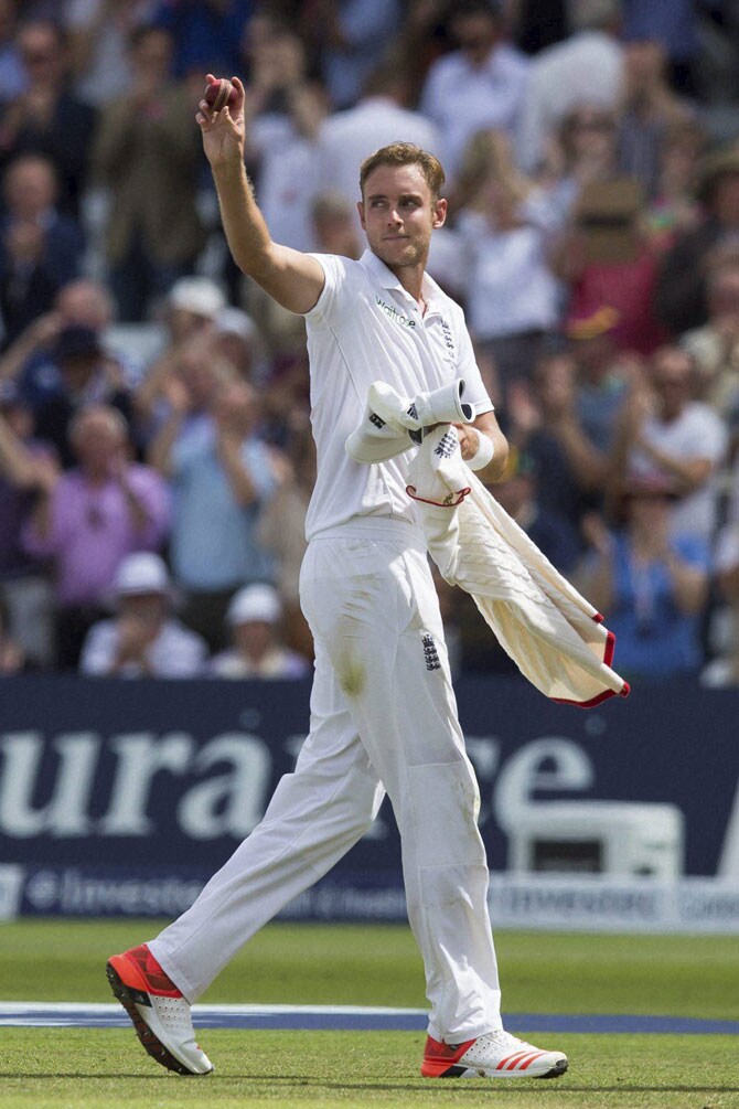 जोश हेझलवूड आणि नॅथन लियॉन जोडीने थोडा प्रतिकार केल्याने ऑस्ट्रेलियाने पन्नाशी पार केली. विश्रांतीनंतर परतणाऱ्या ब्रॉडने लियॉनला बाद केले आणि ऑस्ट्रेलियाचा डाव ६० धावांतच आटोपला.