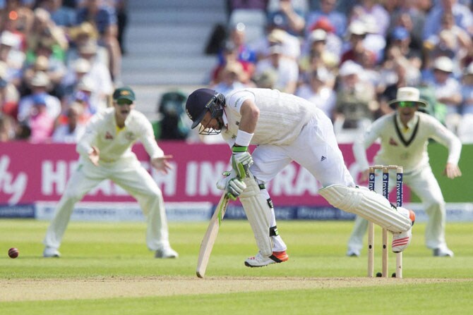 ब्रॉडने आपल्या भेदक गोलंदाजीने कांगारुंना नामोहरम करुन सोडले.