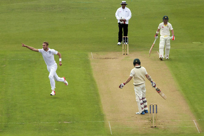 ब्रॉडचा जल्लोष.