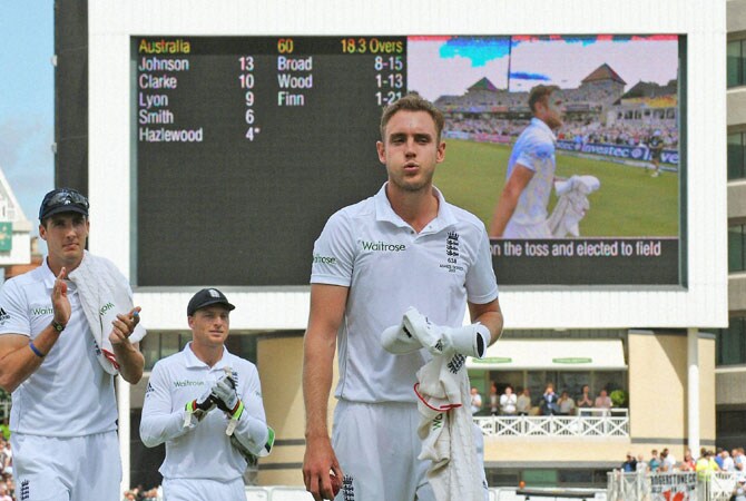 ब्रॉडच्या अद्भुत कामगिरीला उपस्थितांनी उदंड प्रतिसाद दिला.