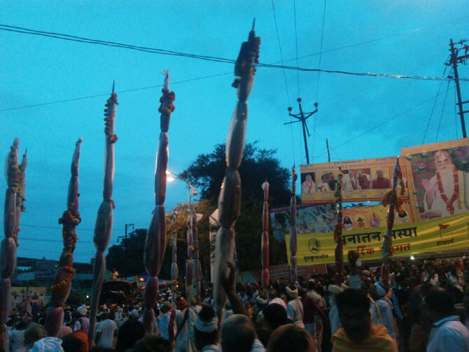 कुंभमेळाः शाहीपर्वास मंगलमय प्रारंभ…