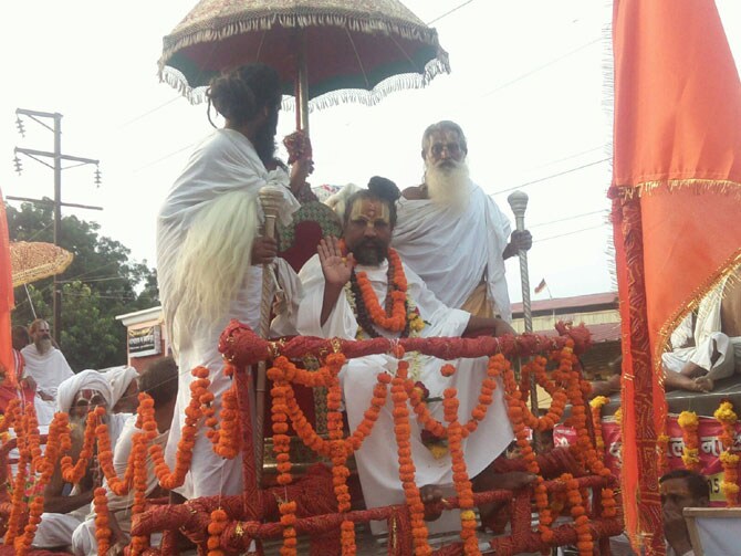महामंडलेश्वर कॉम्प्युटर बाबा यांची हेलिकॉप्टरने शाही स्नानाला जाण्याची परवानगी प्रशासनाने नाकारल्याने ते रथातून मिरवणूकीत सहभागी झालेले दिसले.
