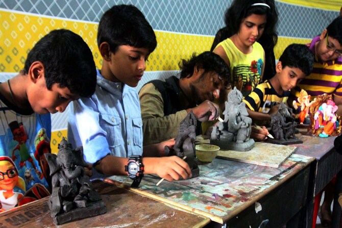 प्रेरणा प्रतिष्ठान आणि ठाणे पालिकेच्यावतीने आयोजित करण्यात आलेल्या गणेश मुर्ती शिबिरात इकोफ्रेंडली बाप्पा साकारताना चिमुकली मंडळी. (छाया- दीपक जोशी)