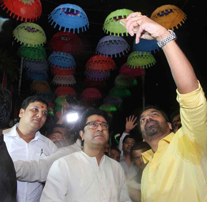 मनसे अध्यक्ष राज ठाकरे यांच्यासोबत नेते अभिजीत पानसे यांनी ठाण्याच्या कार्यकर्ता मेळाव्यात सेल्फी टिपला. (छाया- दिपक जोशी)