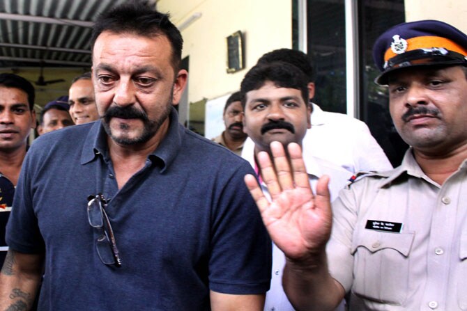 मुंबई बॉम्बस्फोट खटल्यात येरवडा कारागृहात शिक्षा भोगत असलेला अभिनेता संजय दत्त याला विभागीय आयुक्तांनी पुन्हा तीस दिवसांची संचित रजा मंजूर केली. (छाया- प्रदीप दास)