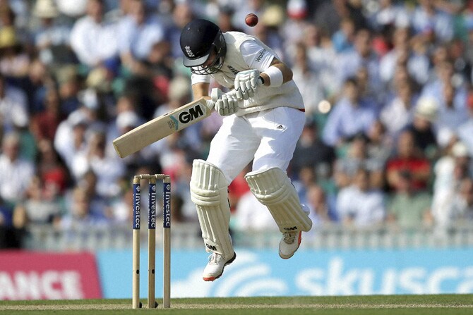 रक्षाबंधनाचा सण जवळ आला असून त्यासाठी मुंबईतील एका संस्थेने अंध मुली आणि महिलांकरिता राख्या बनविण्याच्या उपक्रमाचे आयोजन केले होते. या तिरंगी राख्या देशाचे रक्षण करणाऱ्या सीमेवरील जवानांकडे पाठविण्यात येणार आहेत. (छाया- गणेश शिर्सेकर)