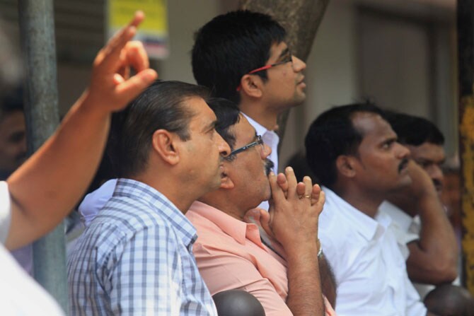 चीनमधील आर्थिक स्थितीमुळे आशियाई बाजारपेठेत झालेल्या घसरणीचा परिणाम सोमवारी भारतीय शेअर बाजारावरही झाला. मुंबई शेअर बाजारावर याचा सर्वाधिक परिणाम दिसून आला. मुंबई शेअर बाजाराच्या सेन्सेक्समध्ये सोमवारी १६२५ अंशांची घसरण झाली. (छाया- गणेश शिर्सेकर)