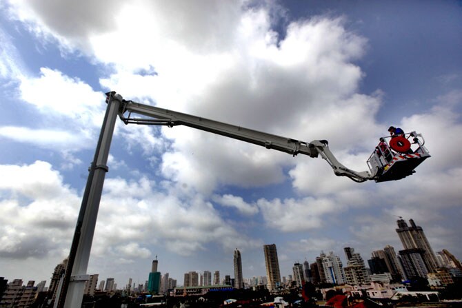 'ब्रोन्टो स्कायलिफ्ट एफ९० एचएलए' हा सर्वात उंच शिडीचा बंब मुंबईच्या अग्निशमन दलात दाखल झाला. या बंबाच्या शिडीत इमारतीच्या ३० व्या मजल्यापर्यंत पोहोचण्याची क्षमता आहे.(छाया- गणेश शिर्सेकर)