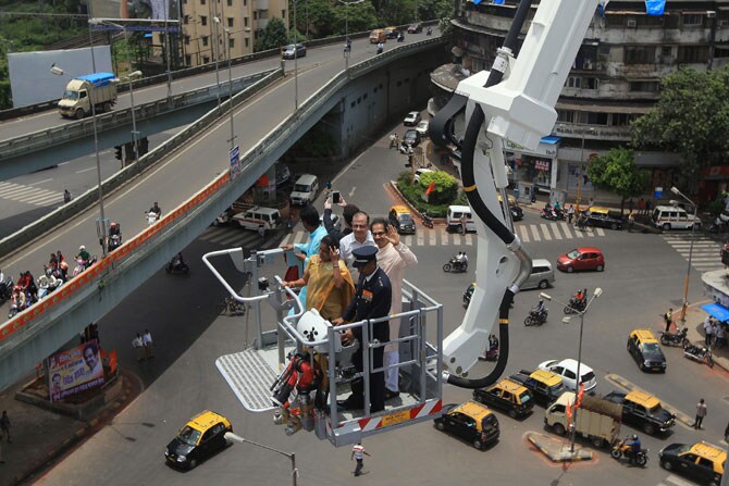 शिवसेना पक्षप्रमुख उद्धव ठाकरे यांच्या हस्ते अग्निशमन दलाच्या ताफ्यात दाखल झालेल्या ९० मीटर उंचीपर्यंत पोहोचू शकणाऱ्या शिडीचे लोकार्पण झाले. यावेळी पालिका आयुक्त अजय मेहता देखील उपस्थित होते. (छाया- गणेश शिर्सेकर)