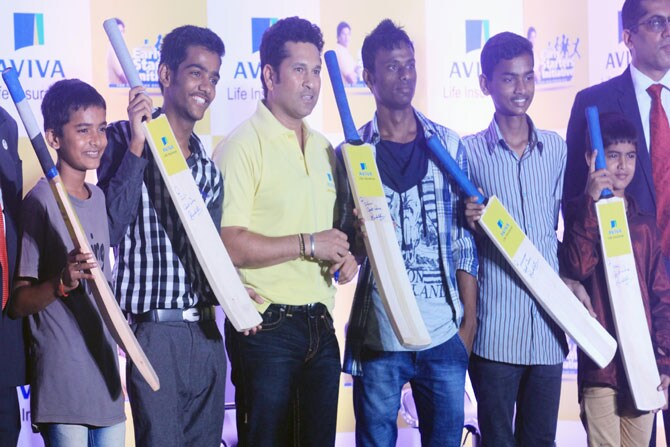 वंचित मुलांना मास्टरब्लास्टरला भेटण्याची संधी. (छाया- गणेश शिर्सेकर)