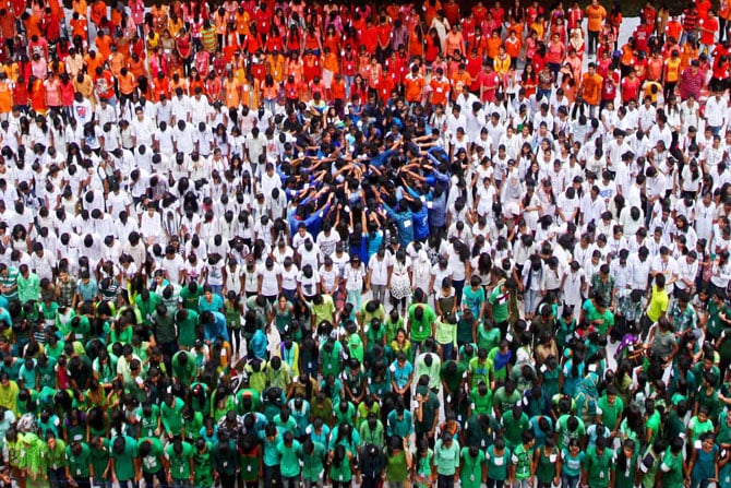 स्वातंत्र्यदिनाच्या निमित्ताने नवी मुंबईतील एसआयईएस महाविद्यालयातील विद्यार्थ्यांनी साकारलेली राष्ट्रध्वजाकृती साखळी. (छाया- नरेंद्र वास्कर)