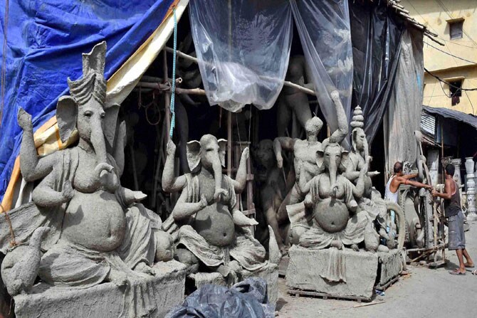 कोलकाताच्या गणेश मुर्तीशाळेत तयार होत असलेल्या श्री गणेशाच्या आकर्षक गणेश मुर्ती. (पीटीआय)