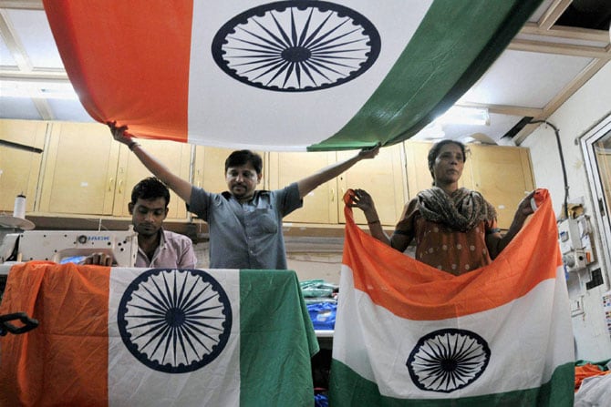 स्वातंत्र्यदिनाच्या पार्श्वभूमीवर बाजारपेठा राष्ट्रध्वजाने सजल्या आहेत. (पीटीआय)