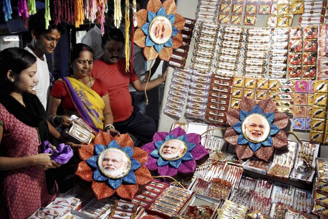 रक्षा बंधन सणाच्या निमित्ताने विविध प्रकारच्या राख्यांनी सजली बाजारपेठ. (पीटीआय)