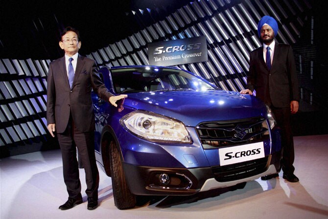 मारुती सुझुकीचे व्यवस्थापकीय संचालक व मुख्य कार्यकारी अधिकारी केनिची आयुकावा व कंपनीच्या विपणन व विक्री विभागाचे कार्यकारी संचालक रणधीर सिंग यांनी बुधवारी नवी दिल्लीत कंपनीचे एसयूव्ही श्रेणीतील पहिले वाहन ‘एस-क्रॉस’ सादर केले. कंपनीच्या ‘नेक्सा’ या अभिजनांसाठी विशेषरचित दालनातून एस-क्रॉसची विक्री होईल. या गटातील ह्य़ुंदाई, रेनॉच्या स्पर्धेत उतरलेल्या एस-क्रॉसची किंमत ८.३४ ते १३.७४ लाख रुपये दरम्यान आहे.(पीटीआय)